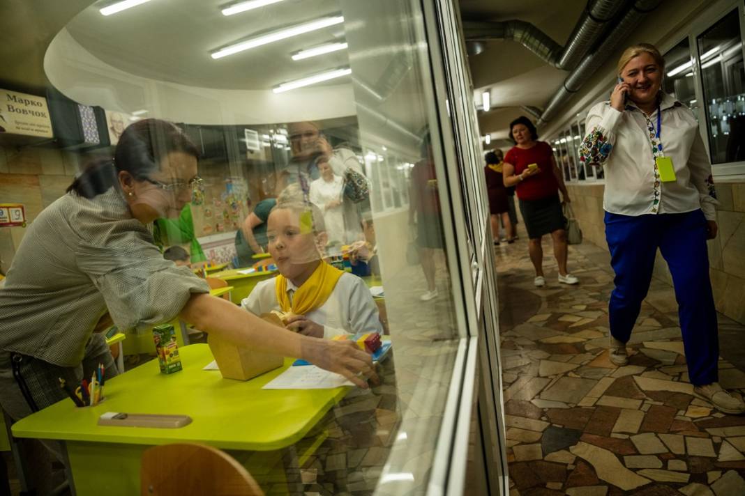 Füze saldırılarının gölgesinde yeni eğitim yılı: Ukrayna'da ilk ders zili metroda çaldı 27